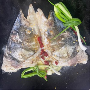 ?一点腥味都没有的家庭版红烧鱼头，下酒简直太棒了