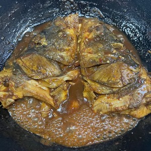 ?一点腥味都没有的家庭版红烧鱼头，下酒简直太棒了