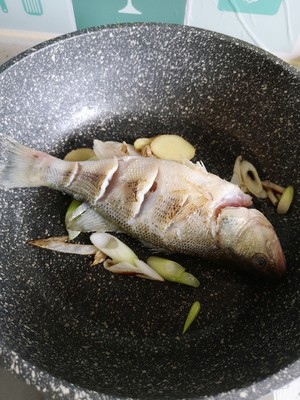 红烧淡水鲈鱼