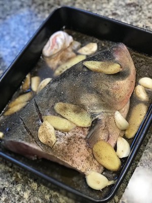 不加一滴水的干锅胖头鱼鱼头，没有一点土腥味，从此爱上淡水鱼