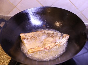 不加一滴水的干锅胖头鱼鱼头，没有一点土腥味，从此爱上淡水鱼