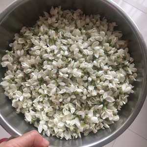 槐树花的最经典吃法一一槐树花馒头