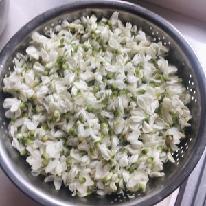 槐树花的最经典吃法一一槐树花馒头