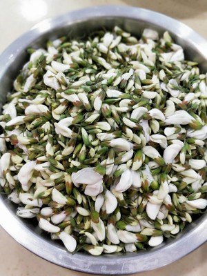 槐花麦饭