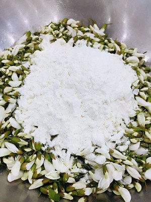 槐花麦饭