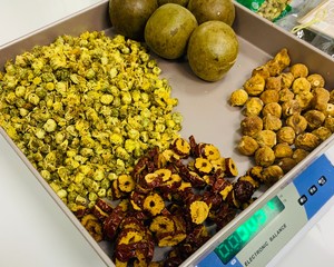 超级简单适合家庭的正宗广式罗汉果菊花凉茶