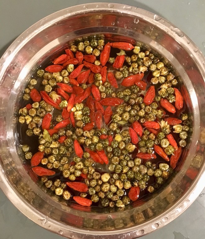 菊花枸杞茶：平肝明目，清热解毒