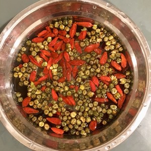 菊花枸杞茶：平肝明目，清热解毒