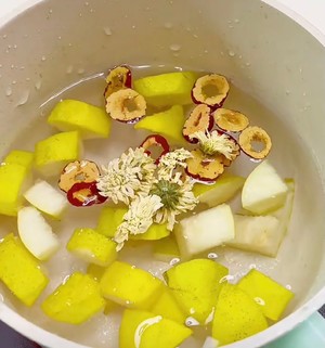 孩子上火?这样吃清热解毒-?雪梨菊花冻「家庭版」