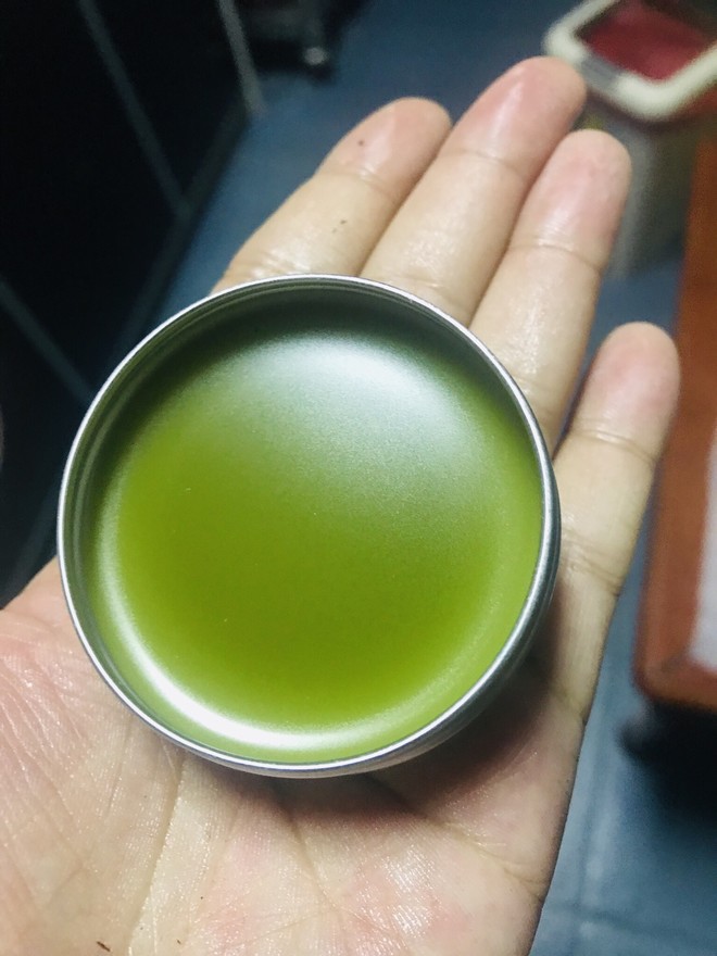 浓郁的艾草薄荷膏