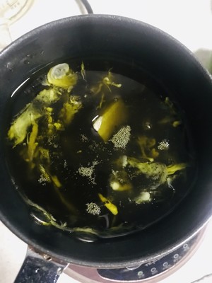 浓郁的艾草薄荷膏