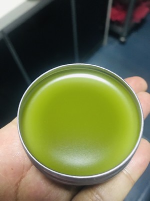 浓郁的艾草薄荷膏
