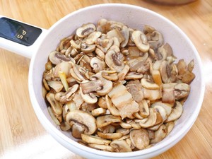 健康营养吃了还想吃的双孢菇炒肉(杏鲍菇炒肉)