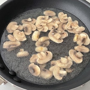 鲜美无比～汤都秒光‼️口蘑清汤面