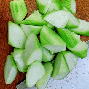 用一种调味料做丝瓜口蘑鲜汤