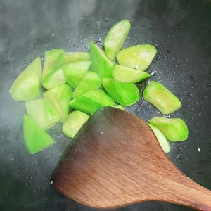用一种调味料做丝瓜口蘑鲜汤