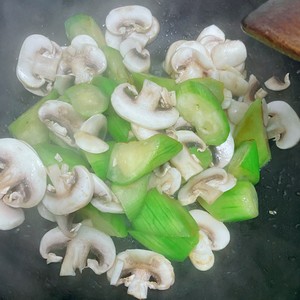 用一种调味料做丝瓜口蘑鲜汤