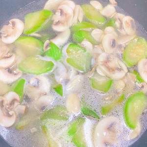 用一种调味料做丝瓜口蘑鲜汤