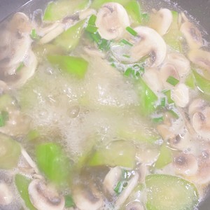 用一种调味料做丝瓜口蘑鲜汤