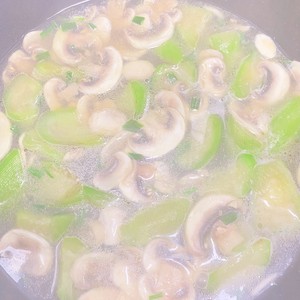 用一种调味料做丝瓜口蘑鲜汤