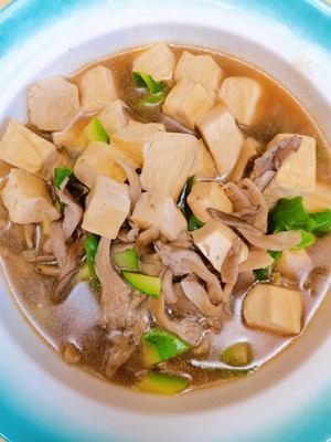 素?青椒茄子丝、番茄炒荀瓜、袖珍菇炖豆腐、炒面?感恩吃素?