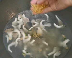 鲜！凤尾菇肉沫汤