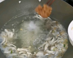 鲜！凤尾菇肉沫汤