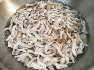 姬菇炒小白菜