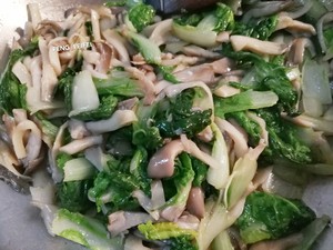 姬菇炒小白菜
