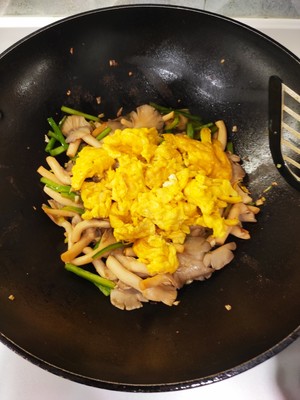 秀珍菇炒鸡蛋