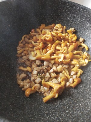 〈辣炒滑子蘑〉?，滑滑的，欣小厨 ?