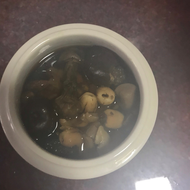 羊肚菌姬松茸瘦肉汤