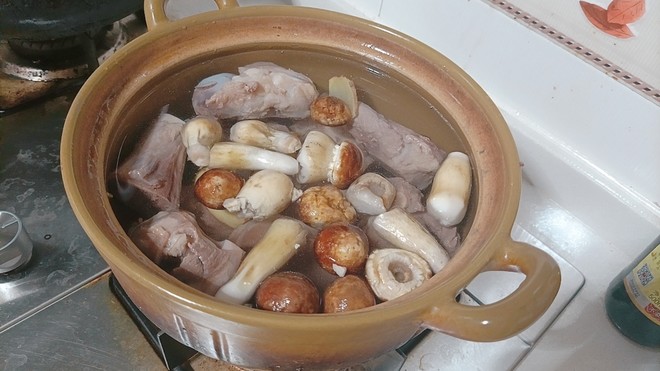 姬松茸筒子骨炖汤