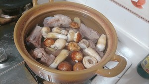 姬松茸筒子骨炖汤