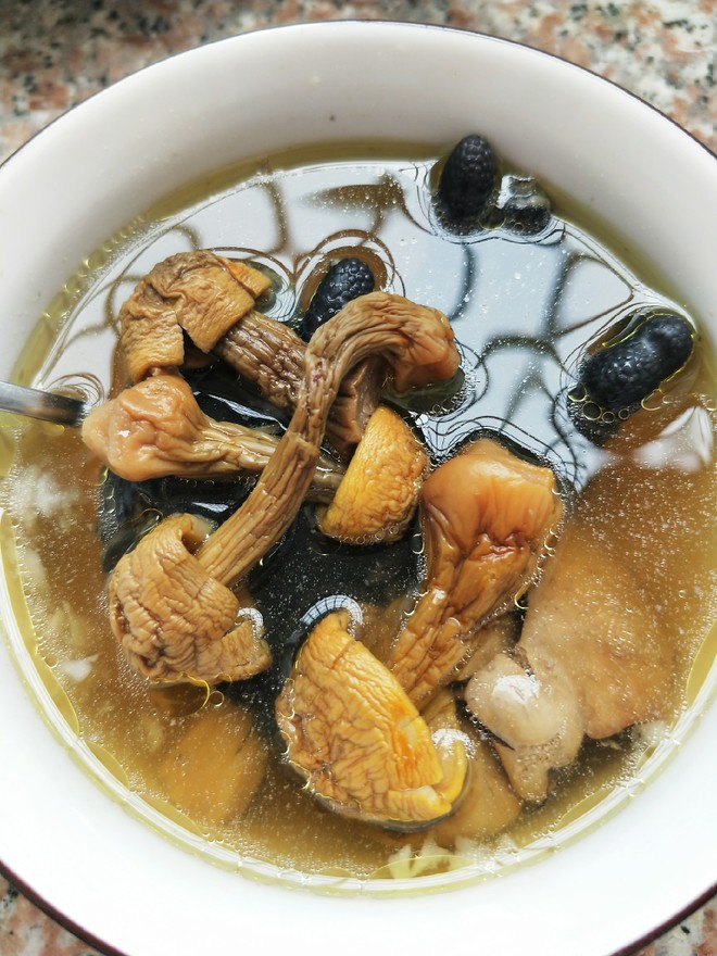 鲜到让你转圈圈的汤品：姬松茸椰汁椰肉乌鸡汤