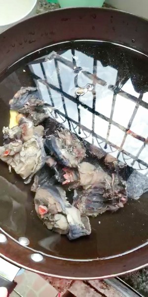 鲜到让你转圈圈的汤品：姬松茸椰汁椰肉乌鸡汤