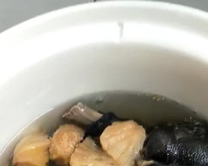 鲜到让你转圈圈的汤品：姬松茸椰汁椰肉乌鸡汤