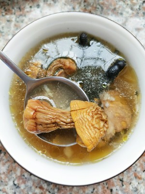 鲜到让你转圈圈的汤品：姬松茸椰汁椰肉乌鸡汤