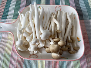 一家懒人菜菜-双菇炒肉丝（蟹味菇和白玉菇）-清洗简单步骤简单调料简单