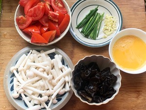 夏天必备素菜，巨下饭的西红柿鸡蛋炒白玉菇