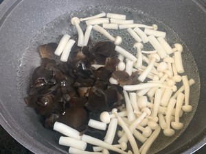 夏天必备素菜，巨下饭的西红柿鸡蛋炒白玉菇