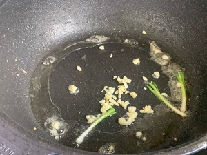 夏天必备素菜，巨下饭的西红柿鸡蛋炒白玉菇