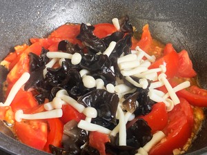 夏天必备素菜，巨下饭的西红柿鸡蛋炒白玉菇
