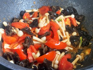 夏天必备素菜，巨下饭的西红柿鸡蛋炒白玉菇