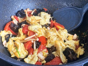 夏天必备素菜，巨下饭的西红柿鸡蛋炒白玉菇