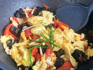 夏天必备素菜，巨下饭的西红柿鸡蛋炒白玉菇
