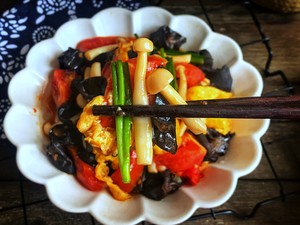 夏天必备素菜，巨下饭的西红柿鸡蛋炒白玉菇