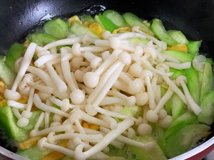 丝瓜鸡蛋烩白玉菇