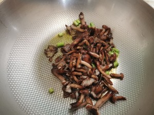 味道极鲜的素炖山榛蘑（小鸡都不配当配角）