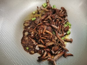 味道极鲜的素炖山榛蘑（小鸡都不配当配角）